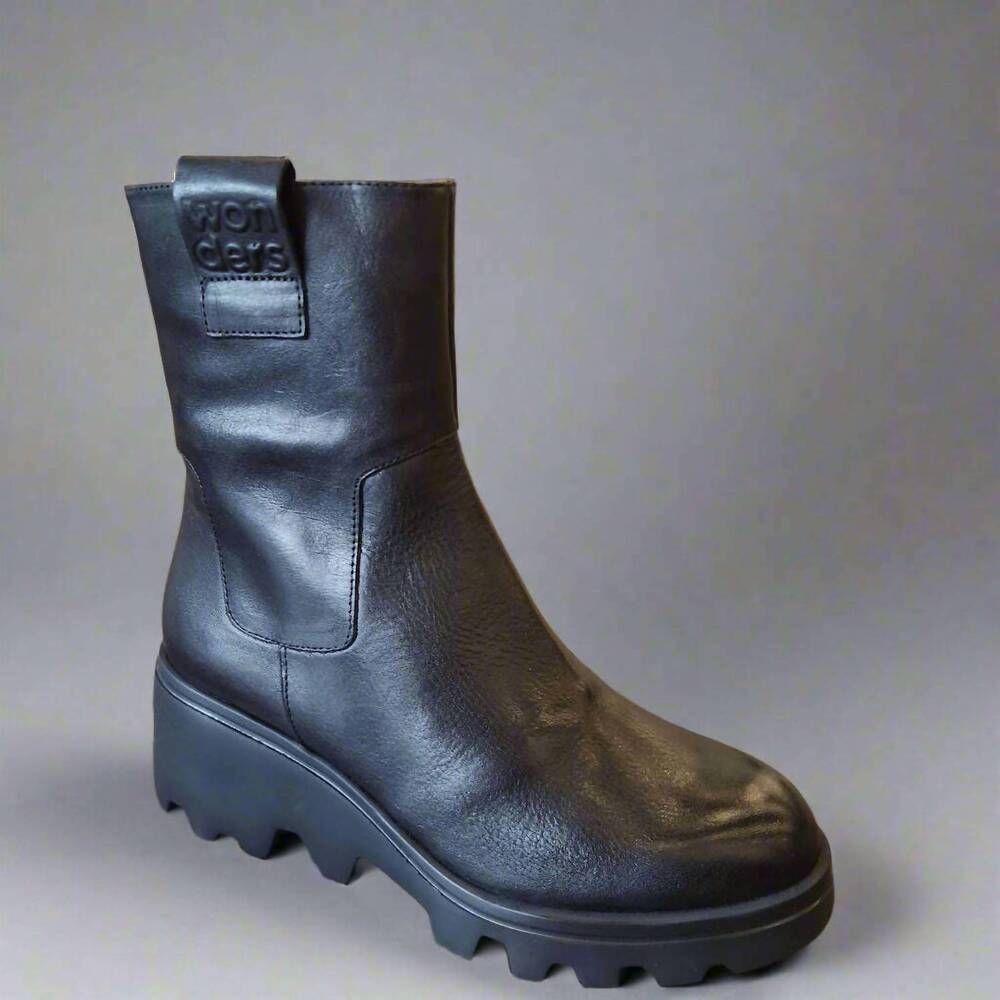 NEW WONDERS women's wedge boot in black